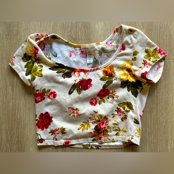 Wet Seal Floral Women’s Cropped T-Shirt - Picture 2 of 3